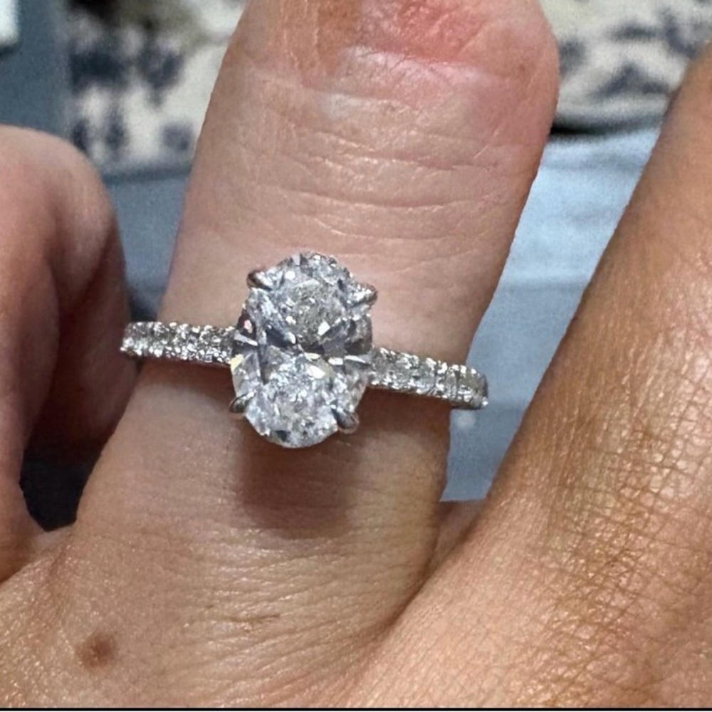 Elegant white gold Oval-Cut Ring
